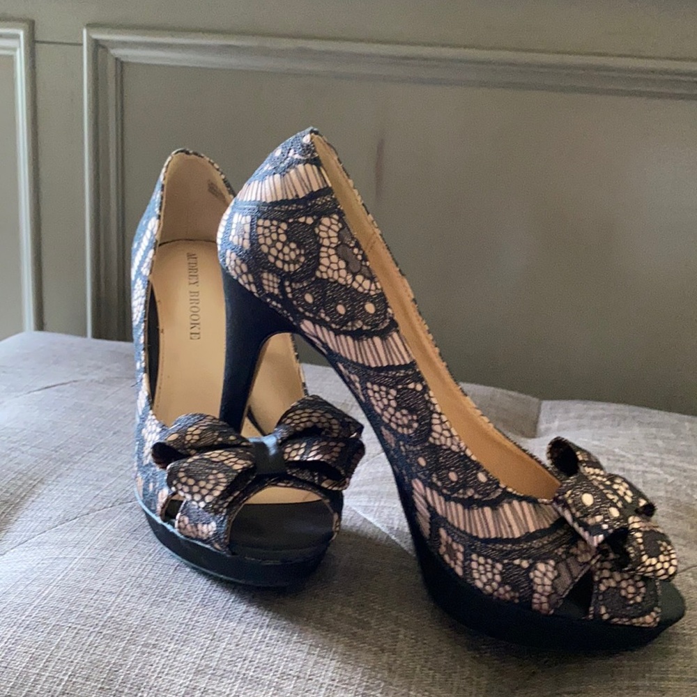 Size 8 heels! Black with nude Underneath. Worn only once to wedding.